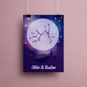 Affiche constellation personnalisée carte du ciel avec signes astrologiques Vierge et Taureau reliés sous pleine lune étoilée ciel violet bleu paysage nocturne sapins prénoms Chloé et Bastien style mystique astrologique