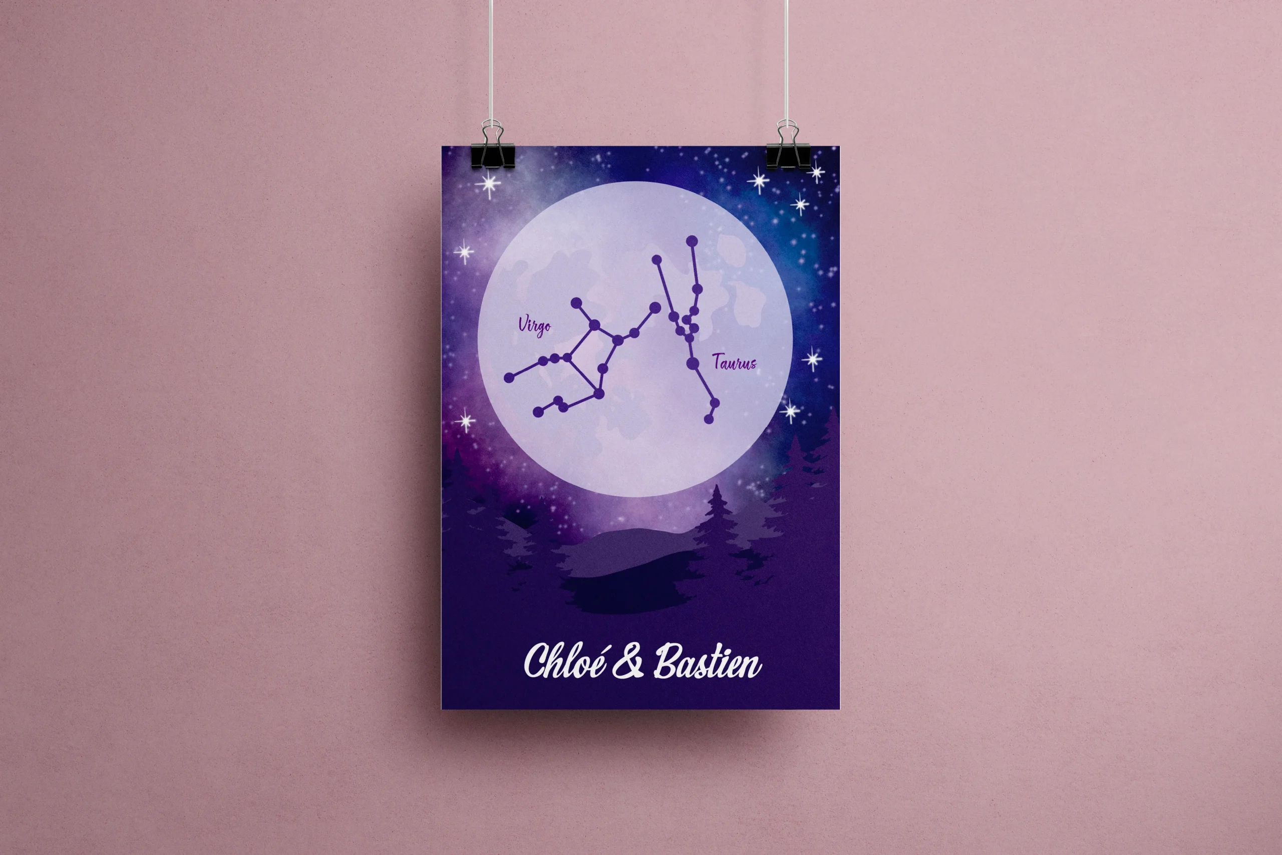 Affiche constellation personnalisée carte du ciel avec signes astrologiques Vierge et Taureau reliés sous pleine lune étoilée ciel violet bleu paysage nocturne sapins prénoms Chloé et Bastien style mystique astrologique