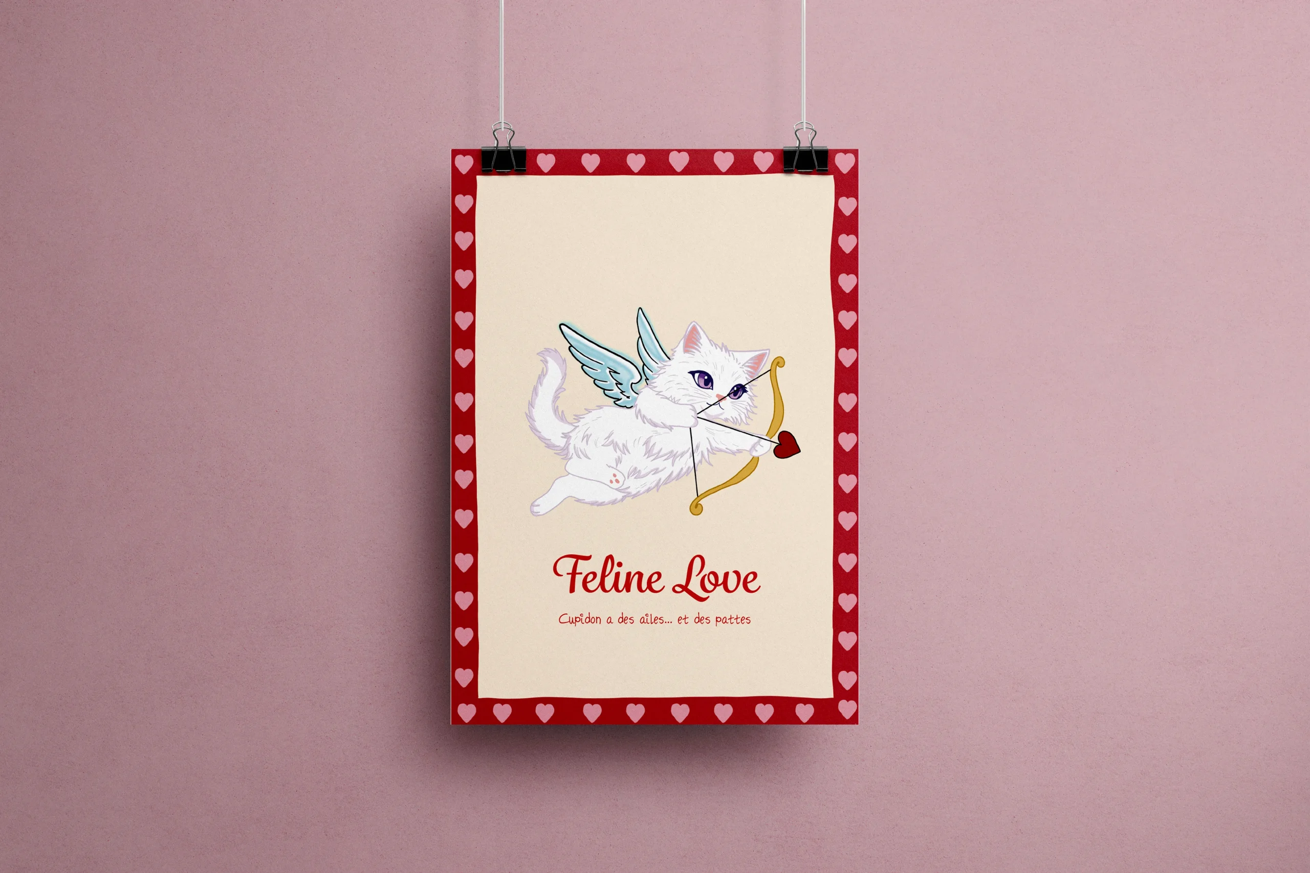 Affiche illustration Feline Love avec chat blanc ailé en Cupidon tenant arc doré et flèche à cœur rouge, yeux violets, bordure de cœurs roses sur fond rouge terracotta style kawaii romantique