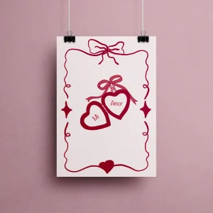 Affiche illustration Mi Amor avec deux médaillons pendentifs en forme de cœur bordeaux suspendus à ruban avec nœud, bordure ornementale et étoiles sur fond beige crème style vintage romantique minimaliste