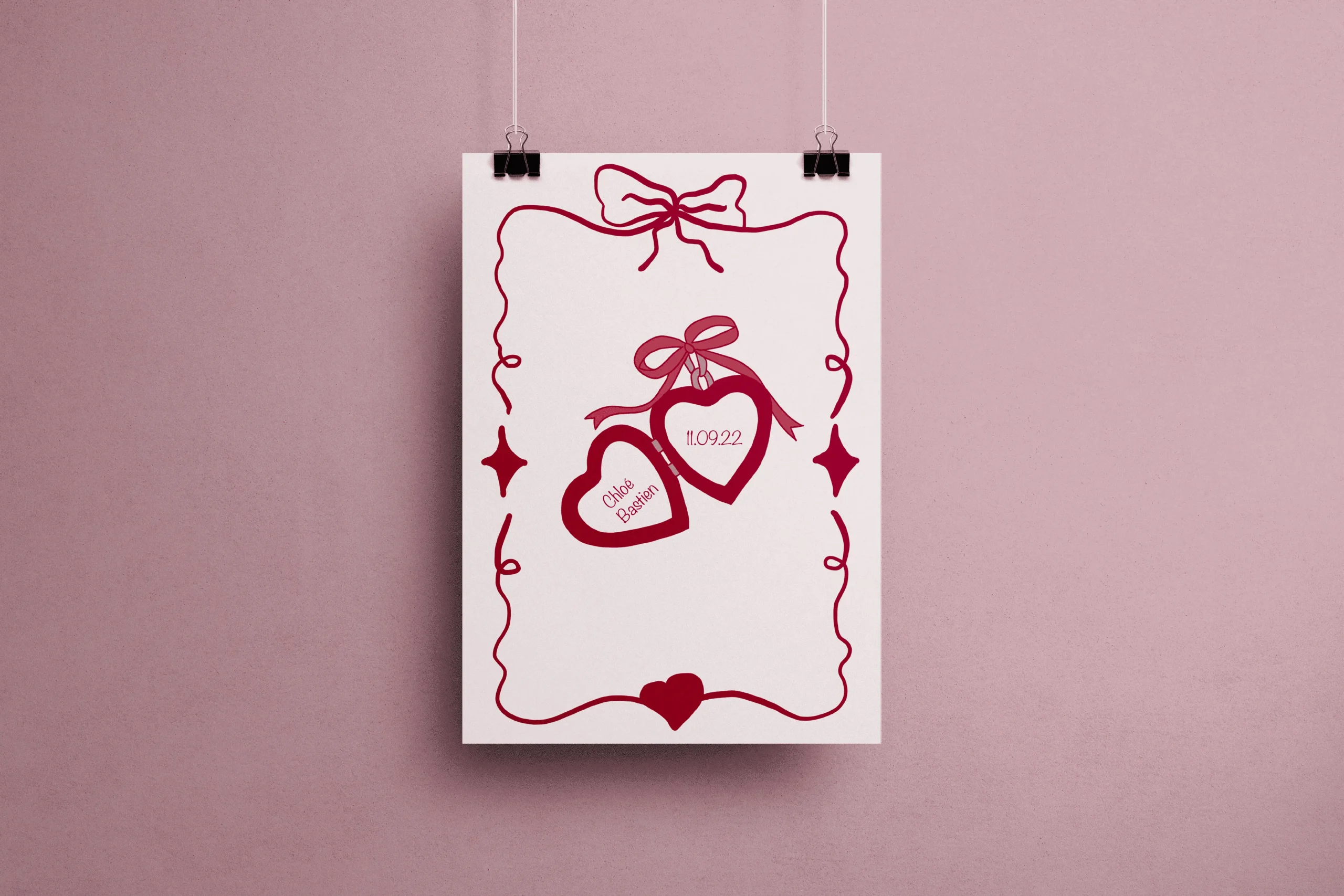 Affiche personnalisable Mi Amor avec médaillons pendentifs cœurs bordeaux pour inscrire prénoms et date, exemple Chloé Bastien 11.09.22, bordure ornementale style vintage romantique sur fond beige