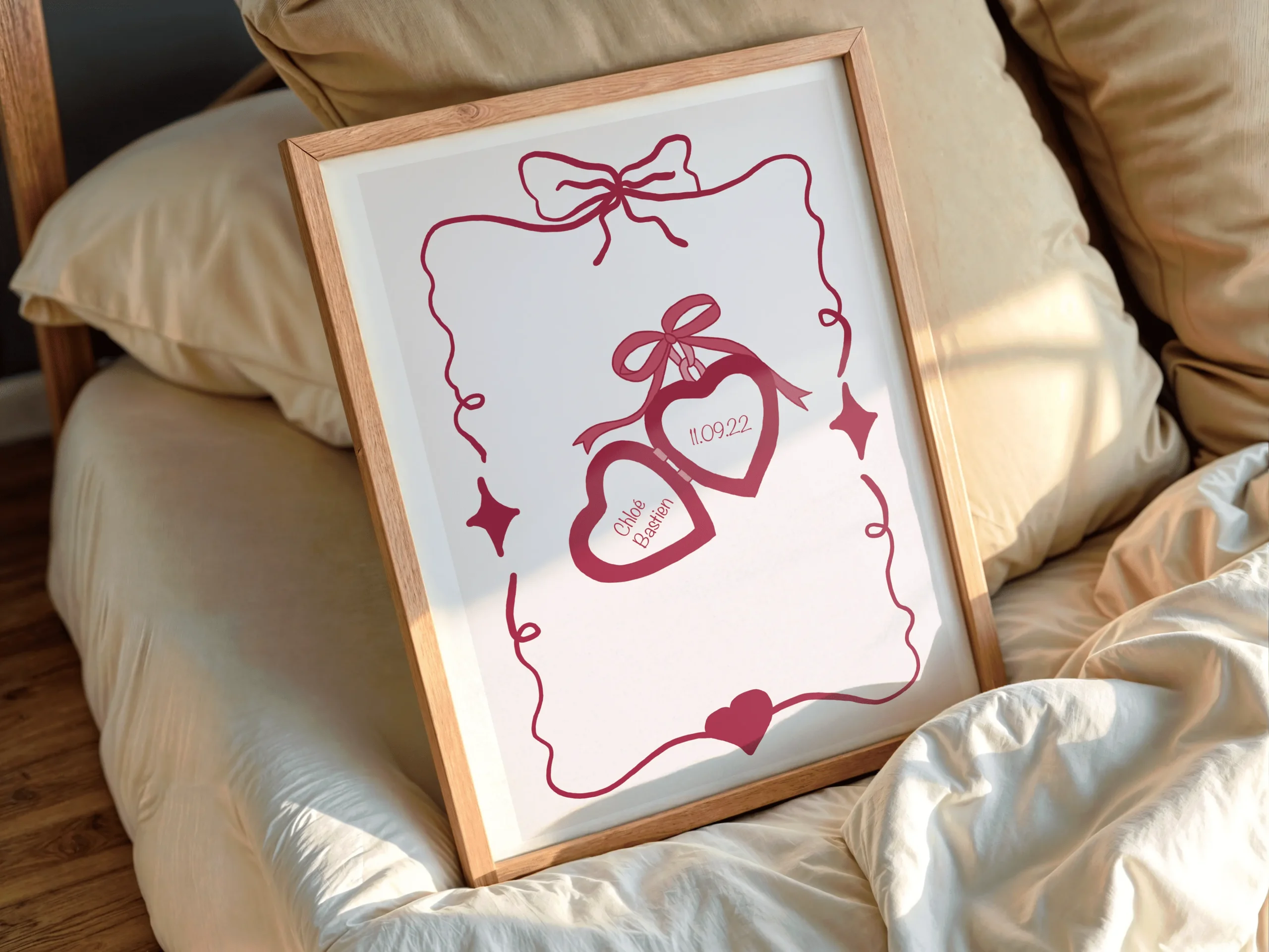 Affiche personnalisable Mi Amor avec médaillons pendentifs cœurs bordeaux pour inscrire prénoms et date, exemple Chloé Bastien 11.09.22, bordure ornementale style vintage romantique sur fond beige