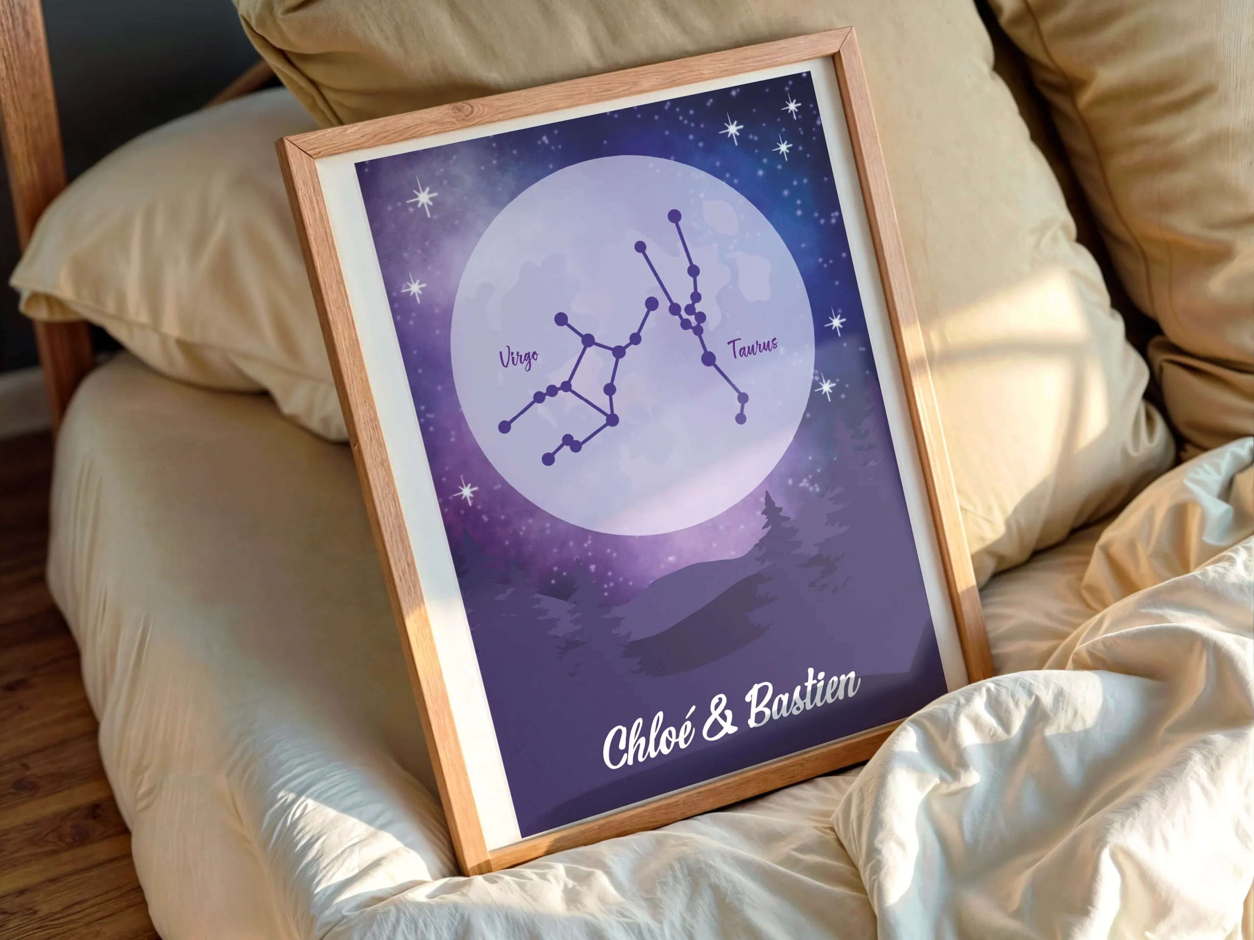 Affiche constellation personnalisée carte du ciel avec signes astrologiques Vierge et Taureau reliés sous pleine lune étoilée ciel violet bleu paysage nocturne sapins prénoms Chloé et Bastien style mystique astrologique