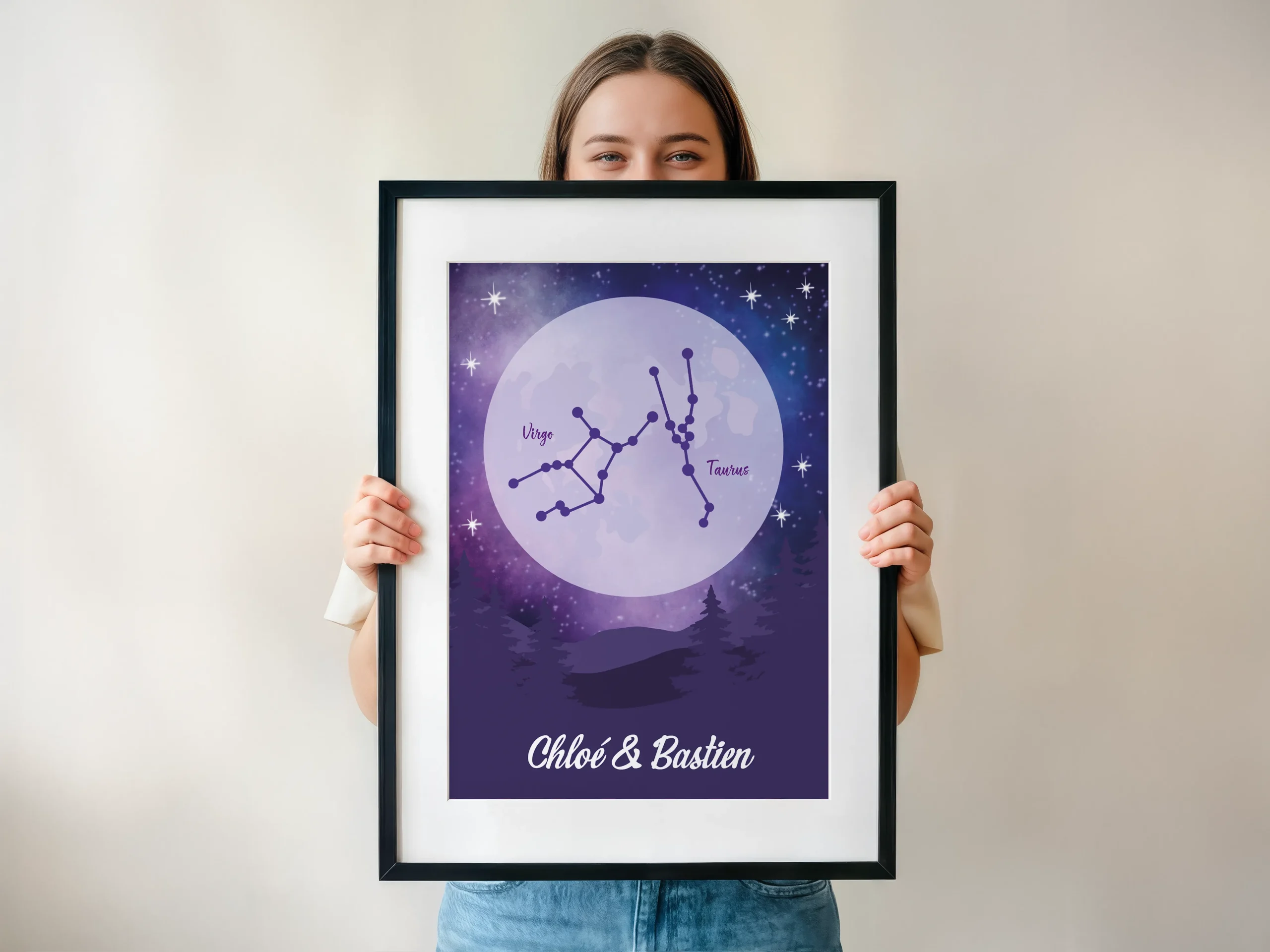 Affiche constellation personnalisée carte du ciel avec signes astrologiques Vierge et Taureau reliés sous pleine lune étoilée ciel violet bleu paysage nocturne sapins prénoms Chloé et Bastien style mystique astrologique