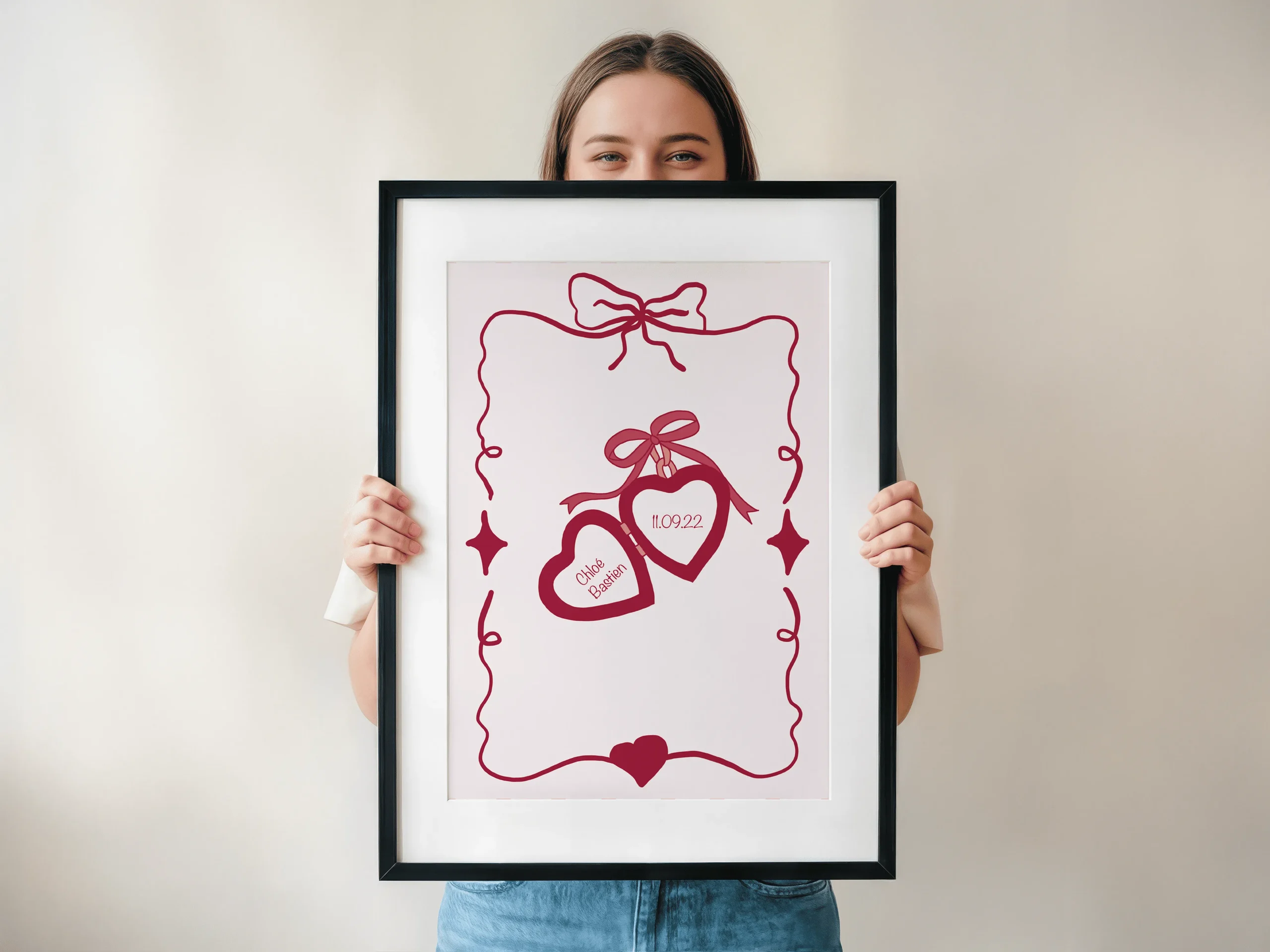 Affiche personnalisable Mi Amor avec médaillons pendentifs cœurs bordeaux pour inscrire prénoms et date, exemple Chloé Bastien 11.09.22, bordure ornementale style vintage romantique sur fond beige