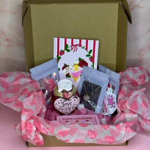 Box Saint-Valentin Love Potion coffret cadeau avec potion décorative fondants parfumés fruits rouges stickers carte postale pendentif cœur quartz rose chaîne dorée coupon surprise boîte cartonnée