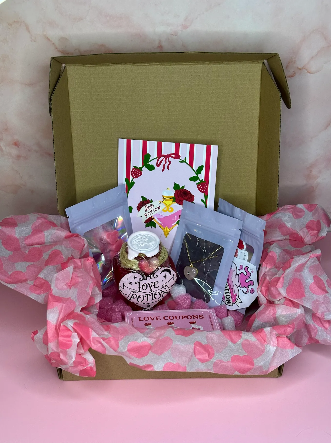 Box Saint-Valentin Love Potion coffret cadeau avec potion décorative fondants parfumés fruits rouges stickers carte postale pendentif cœur quartz rose chaîne dorée coupon surprise boîte cartonnée