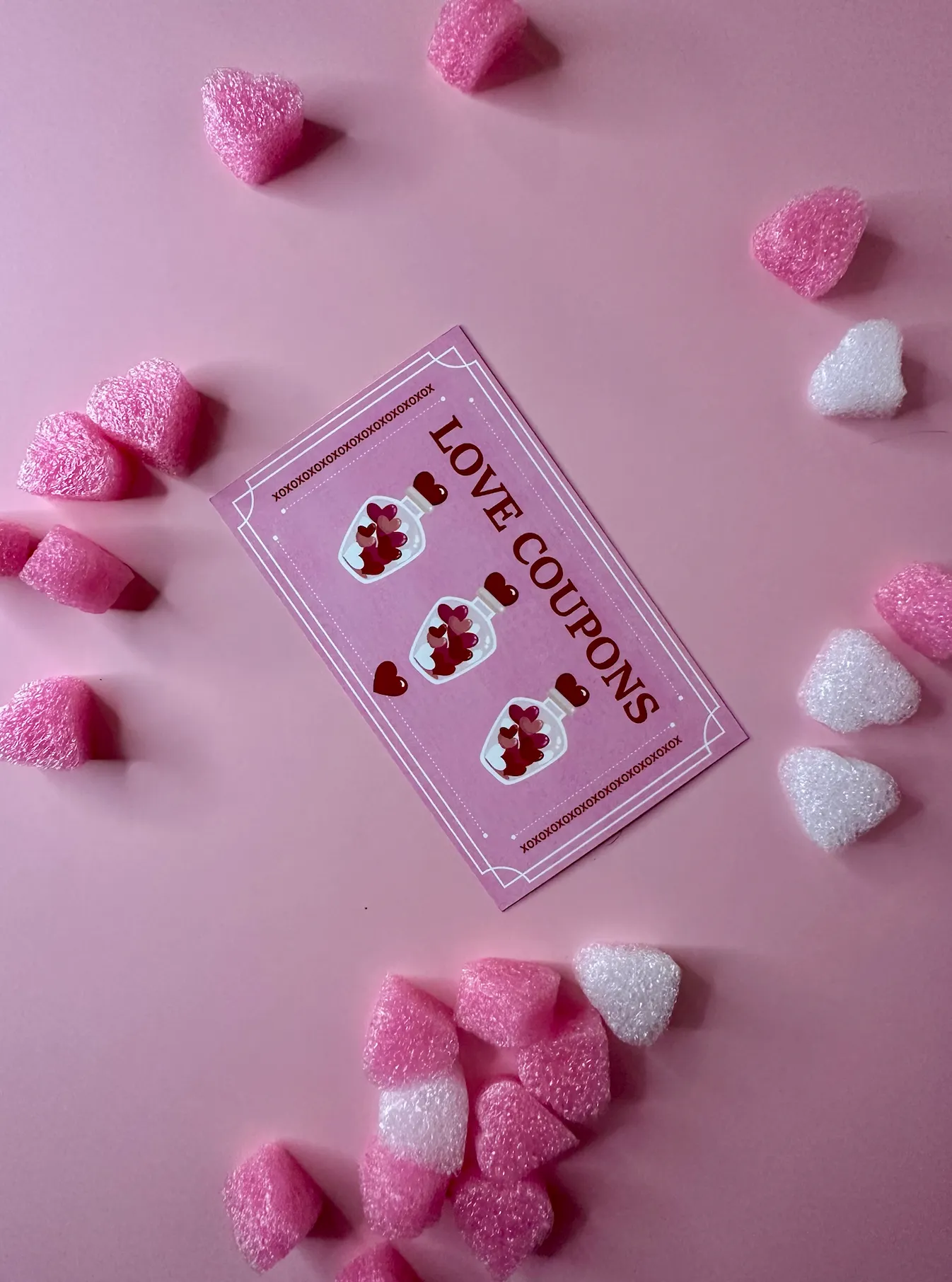 Box Saint-Valentin Love Potion coffret cadeau avec potion décorative fondants parfumés fruits rouges stickers carte postale pendentif cœur quartz rose chaîne dorée coupon surprise boîte cartonnée
