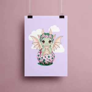 Affiche illustration bébé dragon vert kawaii couronné de fleurs roses émergeant d'un œuf rose tacheté sur fond parme – style fantasy féerique