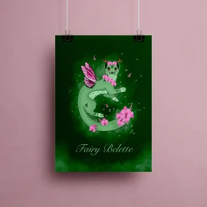 Affiche illustration belette féerique verte aux ailes de papillon rose et bois de cerf fleuris, entourée d'orchidées roses et d'étoiles sur fond de forêt verte enchantée – style fantasy cottagecore