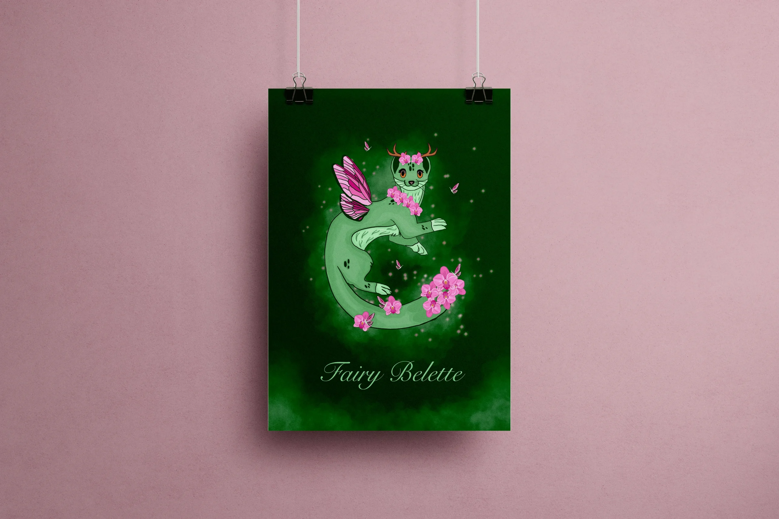 Affiche illustration belette féerique verte aux ailes de papillon rose et bois de cerf fleuris, entourée d'orchidées roses et d'étoiles sur fond de forêt verte enchantée – style fantasy cottagecore