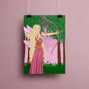 Affiche illustration "Fée des Bois" représentant une fée elfe blonde aux ailes roses bandant son arc avec détermination, vêtue d'une longue robe rose antique et d'un baudrier doré orné de rubis, dans une forêt enchantée lumineuse aux reflets roses et verts – style fantasy elfique romantasy