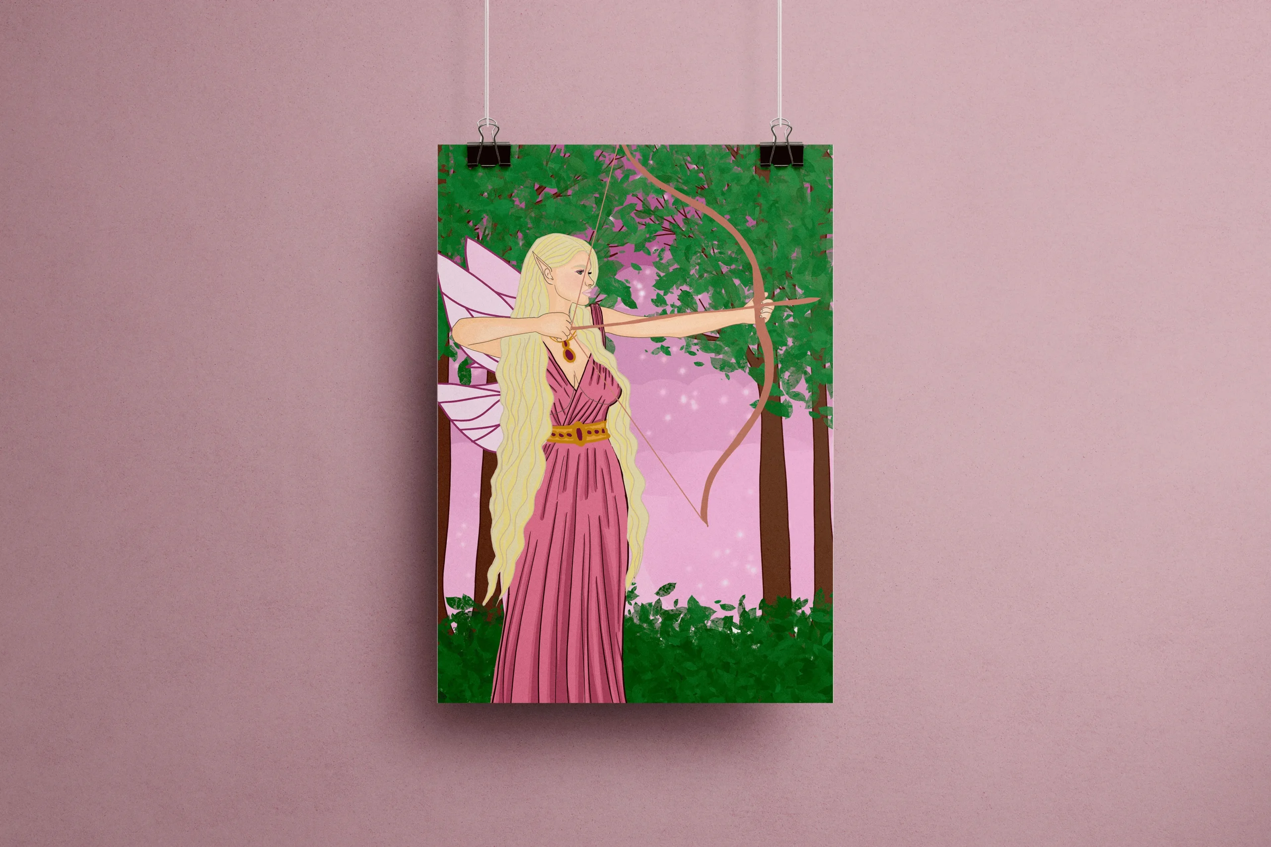 Affiche illustration "Fée des Bois" représentant une fée elfe blonde aux ailes roses bandant son arc avec détermination, vêtue d'une longue robe rose antique et d'un baudrier doré orné de rubis, dans une forêt enchantée lumineuse aux reflets roses et verts – style fantasy elfique romantasy
