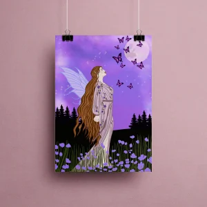 Affiche illustration "Fée Dreamer" représentant une fée aux longs cheveux auburn en robe parme brodée de fleurs, ailes translucides déployées, contemplant une pleine lune entourée de papillons roses dans un ciel violet nocturne étoilé au-dessus d'un champ de fleurs lilas – style fantasy dark cottagecore