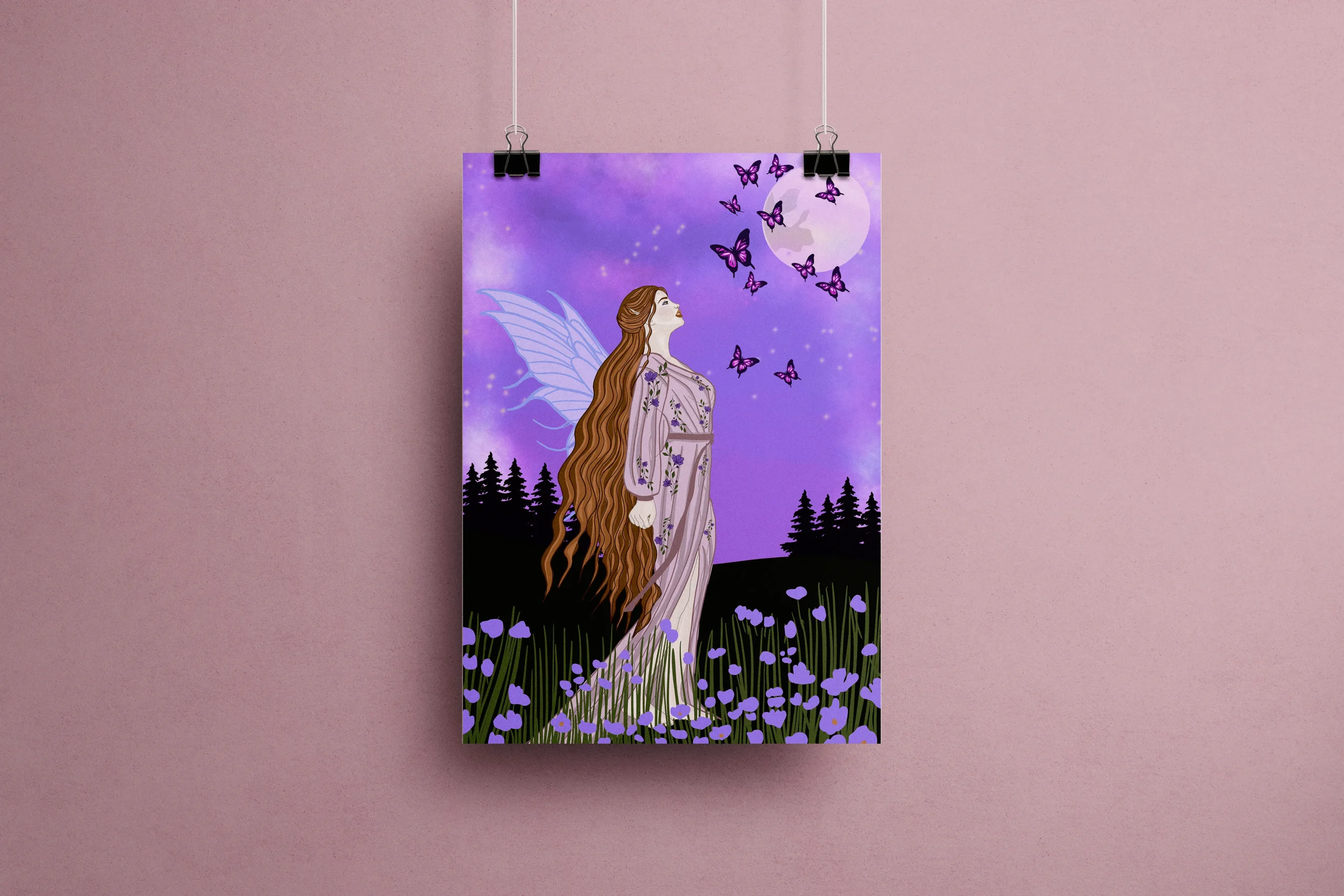 Affiche illustration "Fée Dreamer" représentant une fée aux longs cheveux auburn en robe parme brodée de fleurs, ailes translucides déployées, contemplant une pleine lune entourée de papillons roses dans un ciel violet nocturne étoilé au-dessus d'un champ de fleurs lilas – style fantasy dark cottagecore
