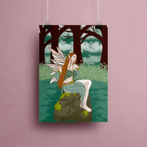 Affiche illustration "Fée des Eaux" représentant une fée rousse aux oreilles pointues en robe vert céladon, grandes ailes nacrées déployées, assise sur un rocher moussu au bord d'une eau sombre dans une forêt ancienne aux arbres imposants – style dark fantasy cottagecore féerique