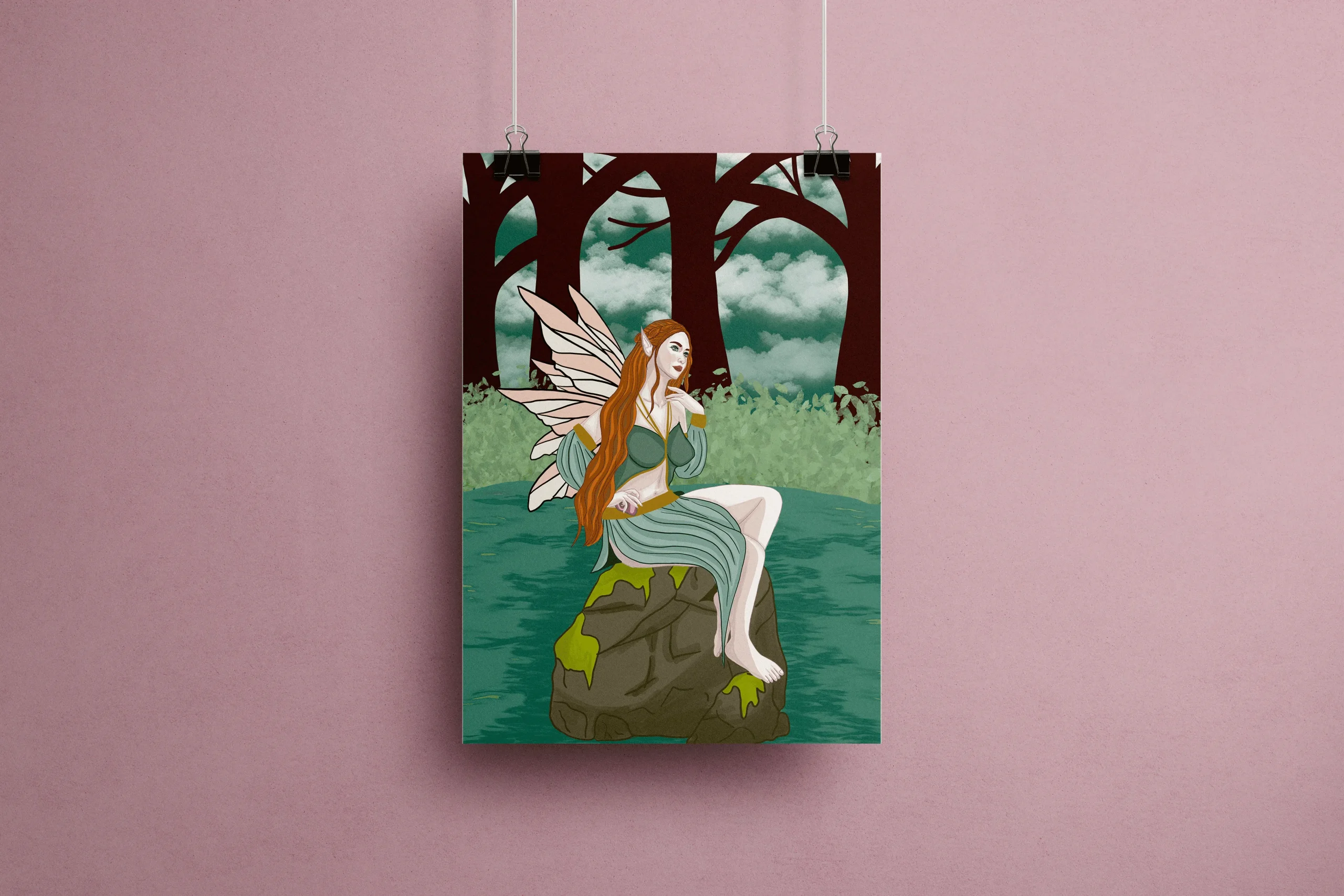 Affiche illustration "Fée des Eaux" représentant une fée rousse aux oreilles pointues en robe vert céladon, grandes ailes nacrées déployées, assise sur un rocher moussu au bord d'une eau sombre dans une forêt ancienne aux arbres imposants – style dark fantasy cottagecore féerique