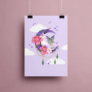 Affiche illustration "Magic Bloom" avec croissant de lune violet fleuri de pivoines roses et fleurs de cerisier, cristaux verts suspendus à des guirlandes dorées et fée aux ailes turquoise dans un ciel parme étoilé – style fantasy féerique cottagecore