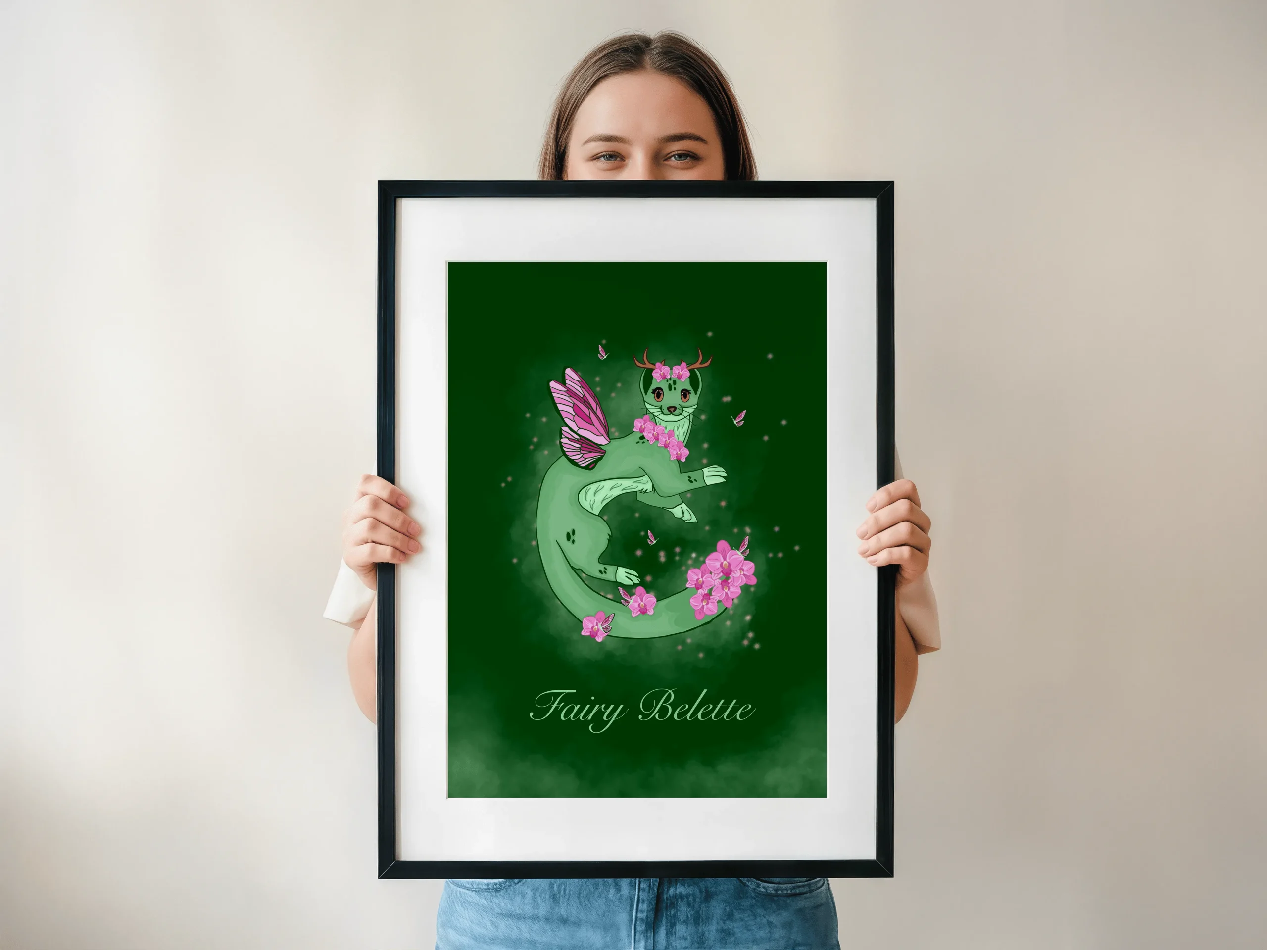 Affiche illustration belette féerique verte aux ailes de papillon rose et bois de cerf fleuris, entourée d'orchidées roses et d'étoiles sur fond de forêt verte enchantée – style fantasy cottagecore