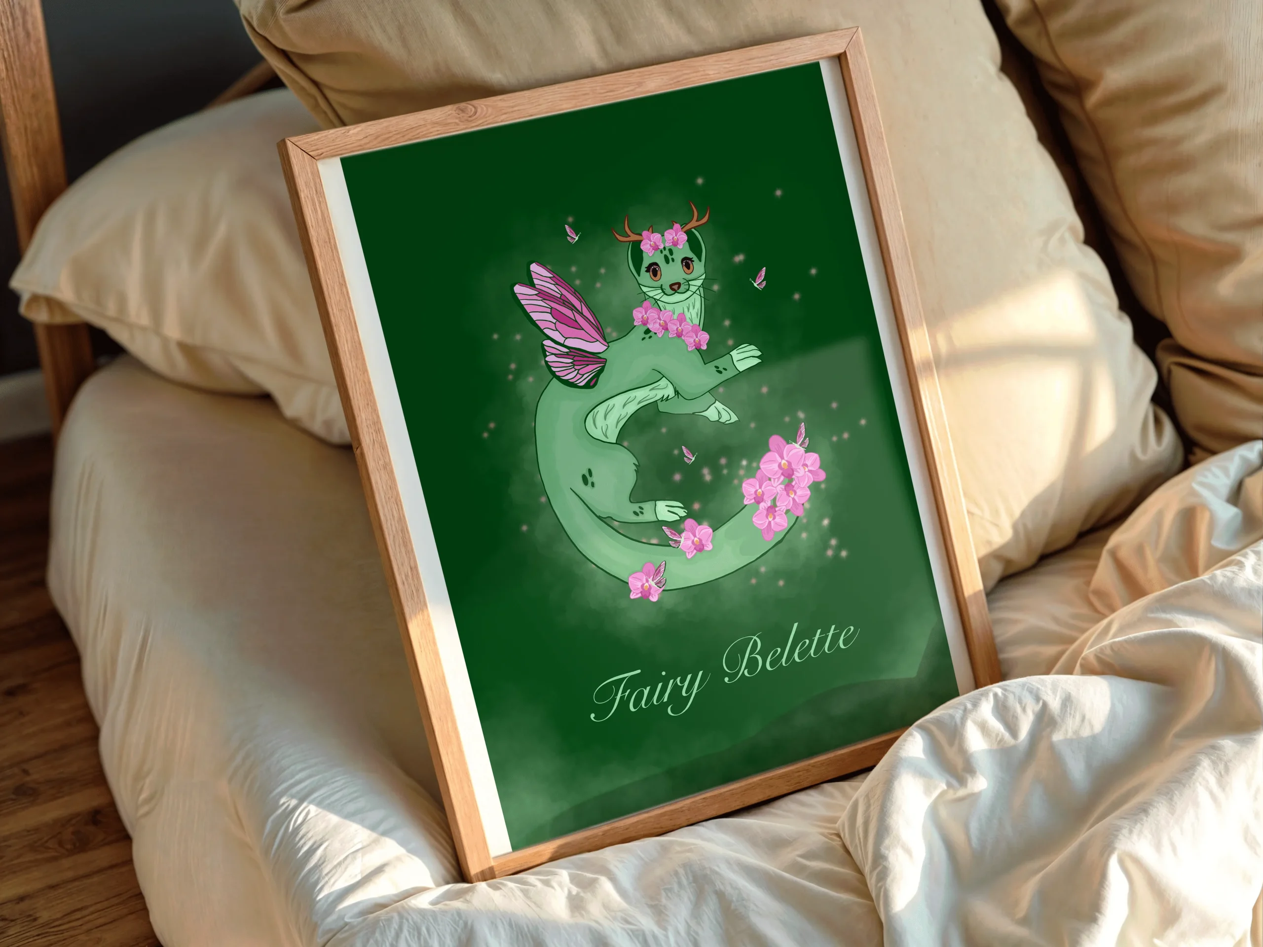 Affiche illustration belette féerique verte aux ailes de papillon rose et bois de cerf fleuris, entourée d'orchidées roses et d'étoiles sur fond de forêt verte enchantée – style fantasy cottagecore