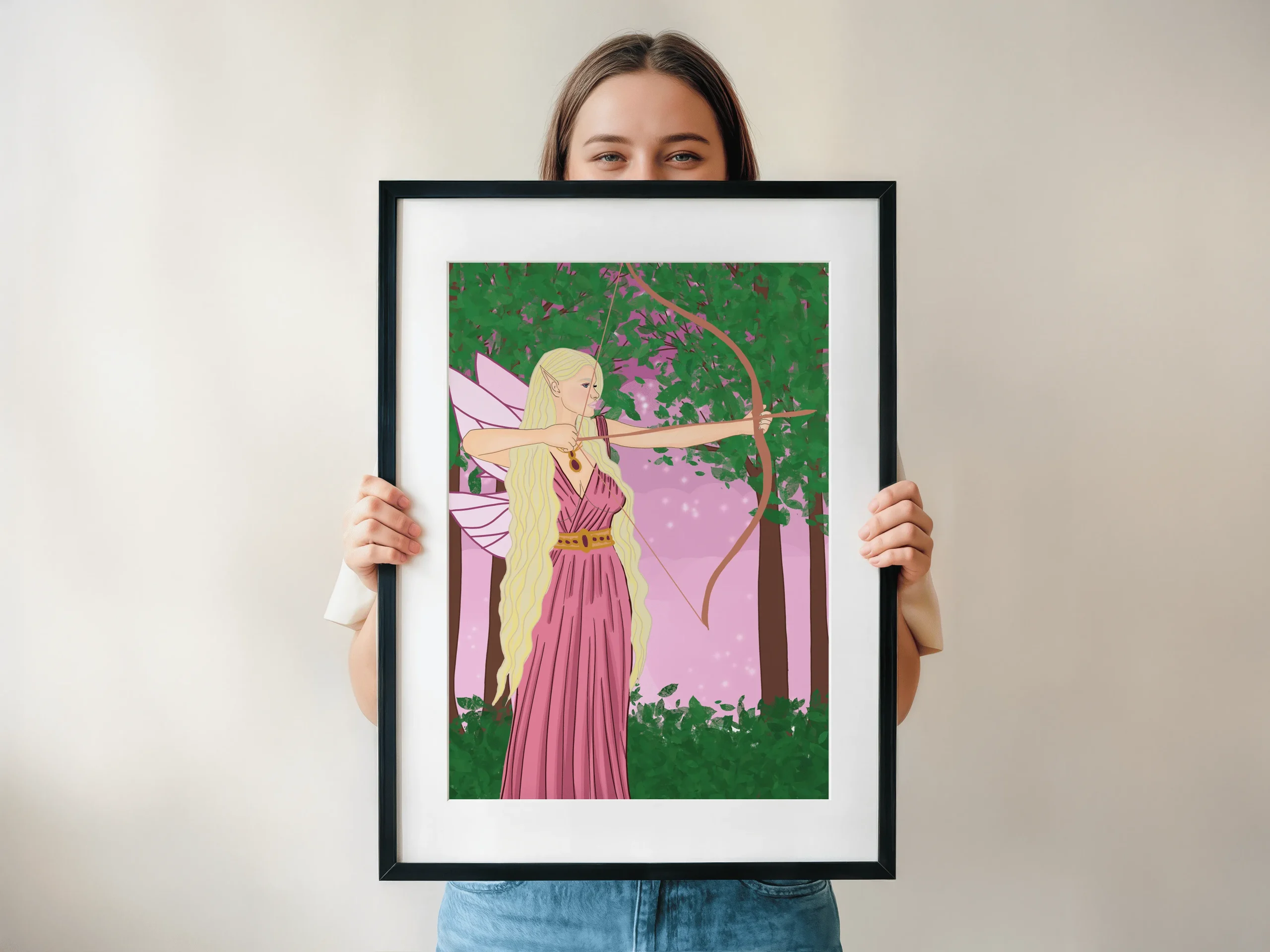 Affiche illustration "Fée des Bois" représentant une fée elfe blonde aux ailes roses bandant son arc avec détermination, vêtue d'une longue robe rose antique et d'un baudrier doré orné de rubis, dans une forêt enchantée lumineuse aux reflets roses et verts – style fantasy elfique romantasy