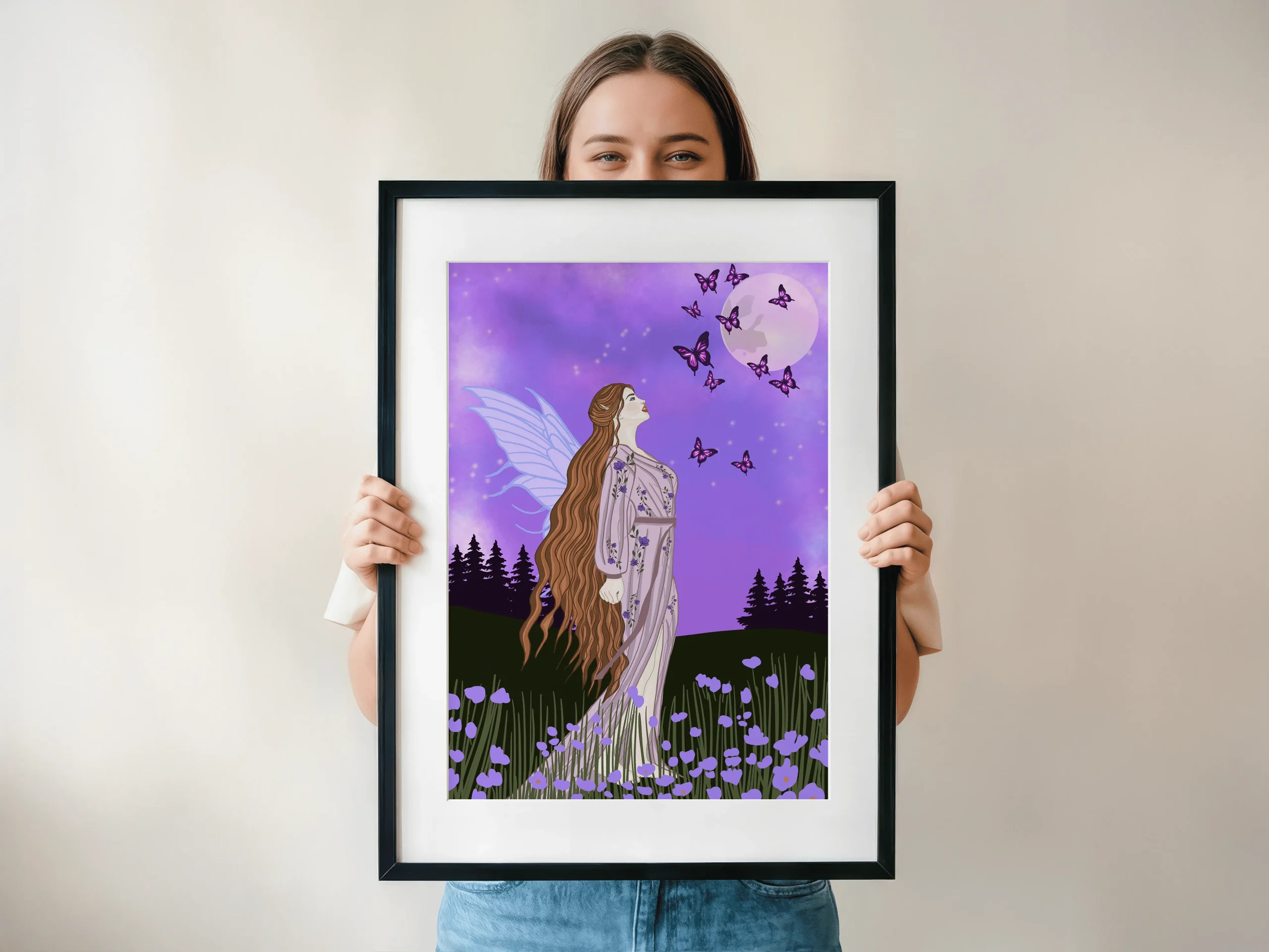 Affiche illustration "Fée Dreamer" représentant une fée aux longs cheveux auburn en robe parme brodée de fleurs, ailes translucides déployées, contemplant une pleine lune entourée de papillons roses dans un ciel violet nocturne étoilé au-dessus d'un champ de fleurs lilas – style fantasy dark cottagecore