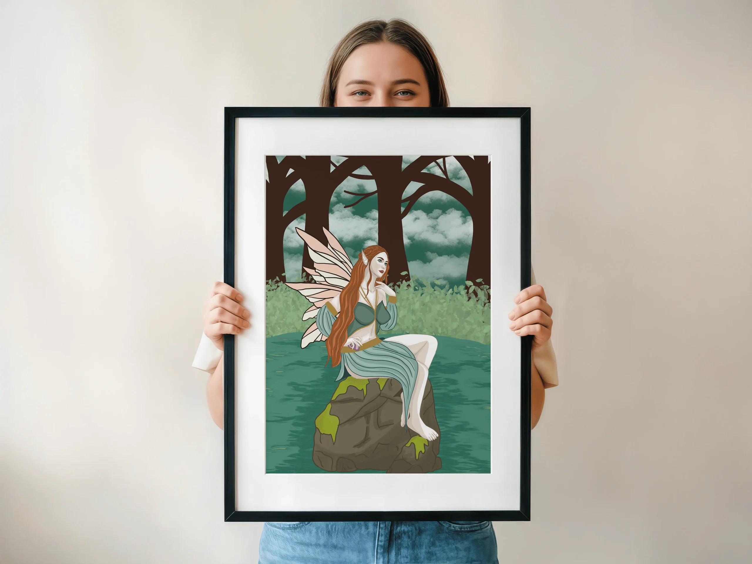 Affiche illustration "Fée des Eaux" représentant une fée rousse aux oreilles pointues en robe vert céladon, grandes ailes nacrées déployées, assise sur un rocher moussu au bord d'une eau sombre dans une forêt ancienne aux arbres imposants – style dark fantasy cottagecore féerique