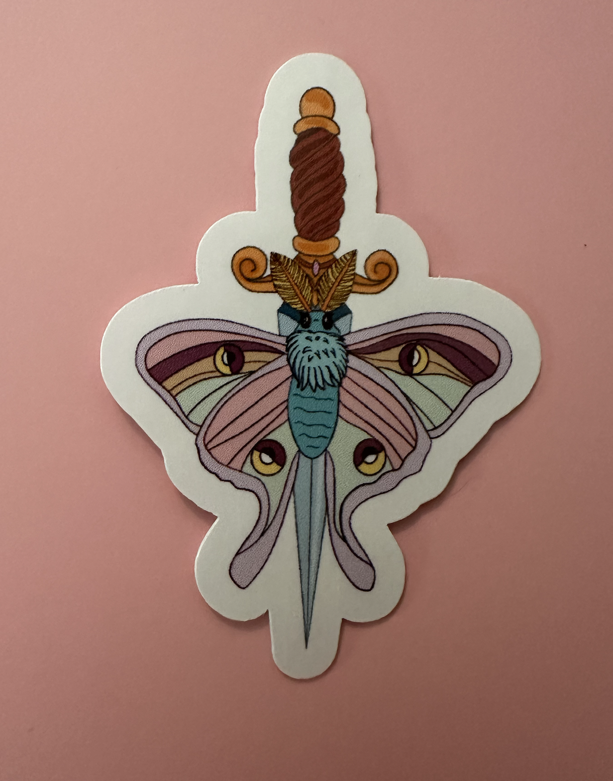 Sticker Frivole Astéria Bloom – papillon de nuit et dague fantasy