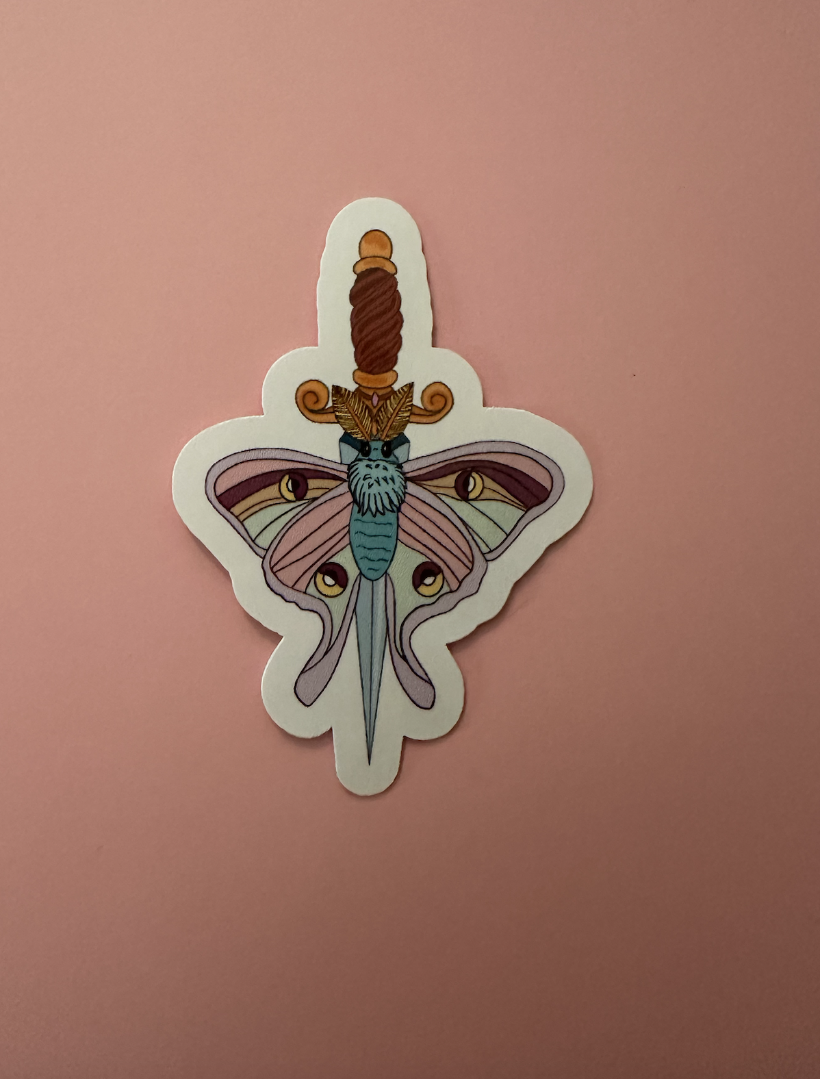 Sticker Frivole Astéria Bloom – papillon de nuit et dague fantasy