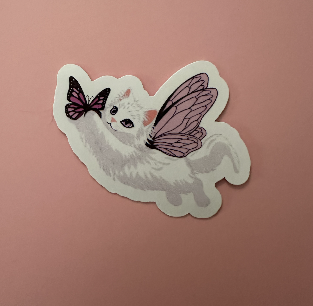 Sticker Luna Astéria Bloom – chatte blanche féerique aux ailes de papillon