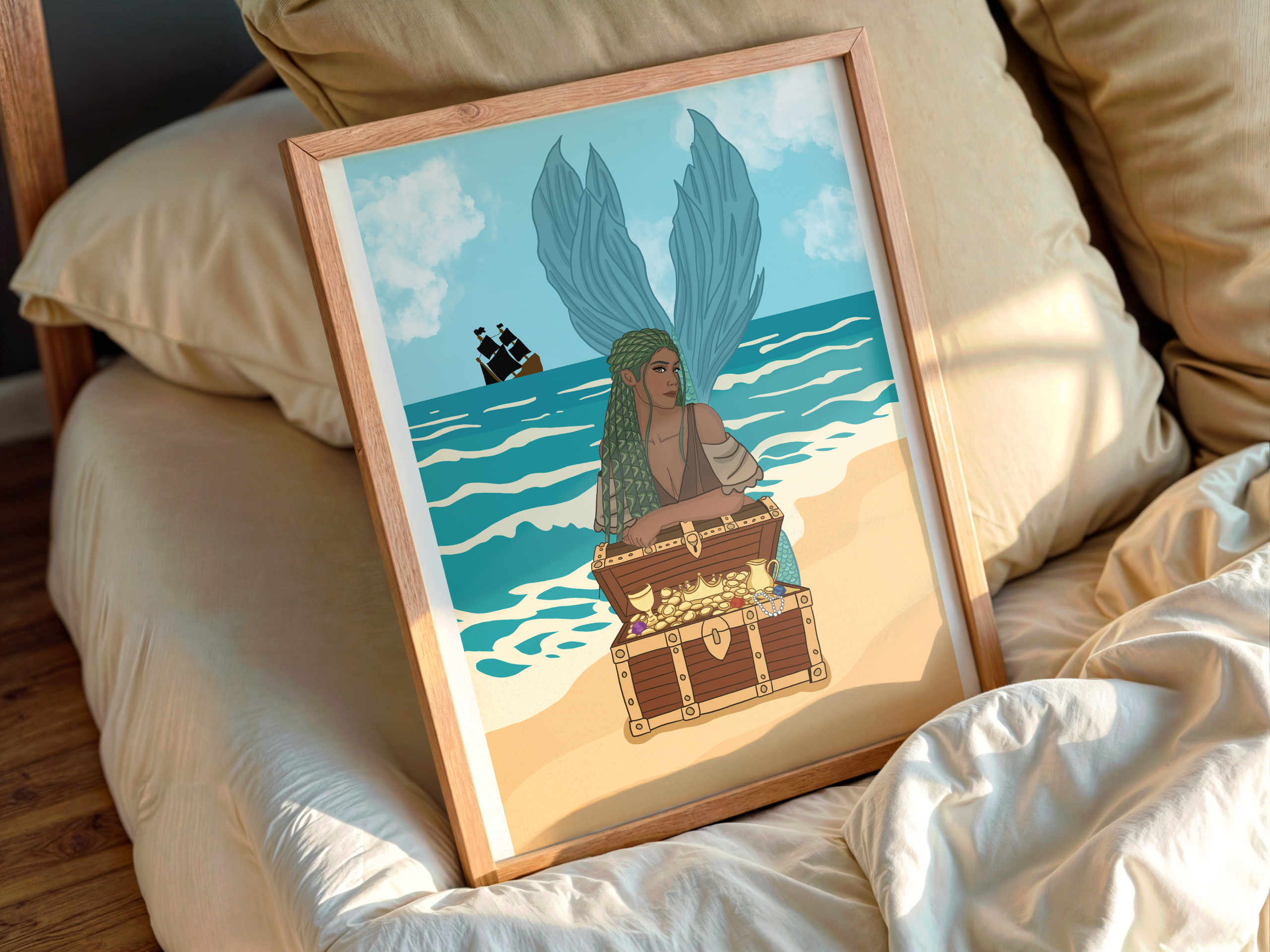 Affiche illustrée de Lavinia, sirène pirate aux cheveux verts accoudée à un coffre au trésor, face à l'océan turquoise et un navire pirate