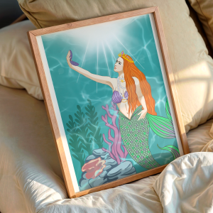Affiche illustrée d'Oriane, sirène reine couronnée à la chevelure auburn parmi les coraux et la lumière des fonds marins turquoise