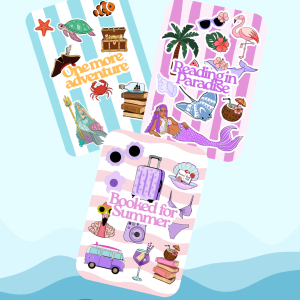 Trois inserts Kindle illustrés : One More Adventure (bleu ciel), Reading in Paradise (rose violet) et Booked for Summer (rose lilas), posés en éventail sur fond bleu ciel