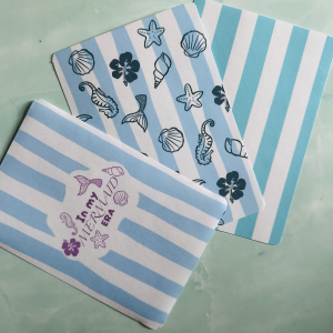 Lot de 3 inserts décoratifs Kindle "Magic Summer" : In My Mermaid Era, Ocean Vibes et Summer Stripes, posés en éventail sur fond marbre vert