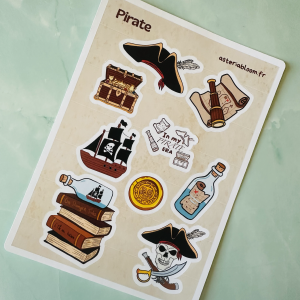 Planche de stickers "Pirate" 12x17 cm : chapeau à plume, coffre au trésor, navire pirate, carte au trésor, bouteille à message et crâne pirate sur fond parchemin beige