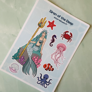 Planche de stickers "Siren of the Deep" 12x17 cm : sirène couronnée, méduse, crabe, pieuvre sur fond bleu aquatique. Papeterie illustrée kawaii. 3,50€.