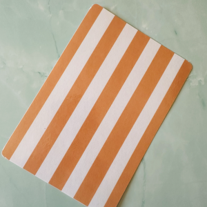 Insert Kindle "Summer Stripes Terracotta" : rayures terracotta et blanc, minimaliste et estival. Compatible Kindle Basic et Paperwhite 2024. Finition mate.