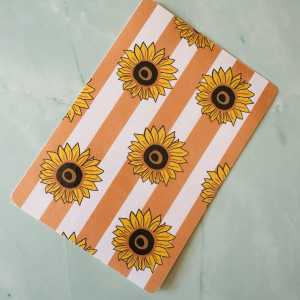 Insert Kindle "Sun Flowers" : tournesols jaunes en pattern sur fond rayé terracotta et blanc. Compatible Kindle Basic et Paperwhite 2024. Finition mate.