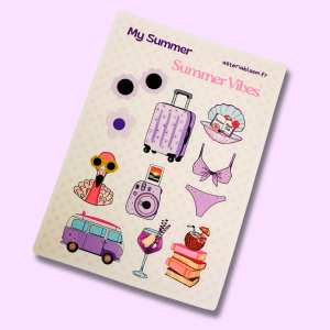 Planche de stickers "My Summer – Summer Vibes" 12x17 cm : valise lilas, van violet surf, instax, bikini, flamant lunettes, cocktail lavande et pile de livres sur fond beige à pois, posée sur fond rose lilas