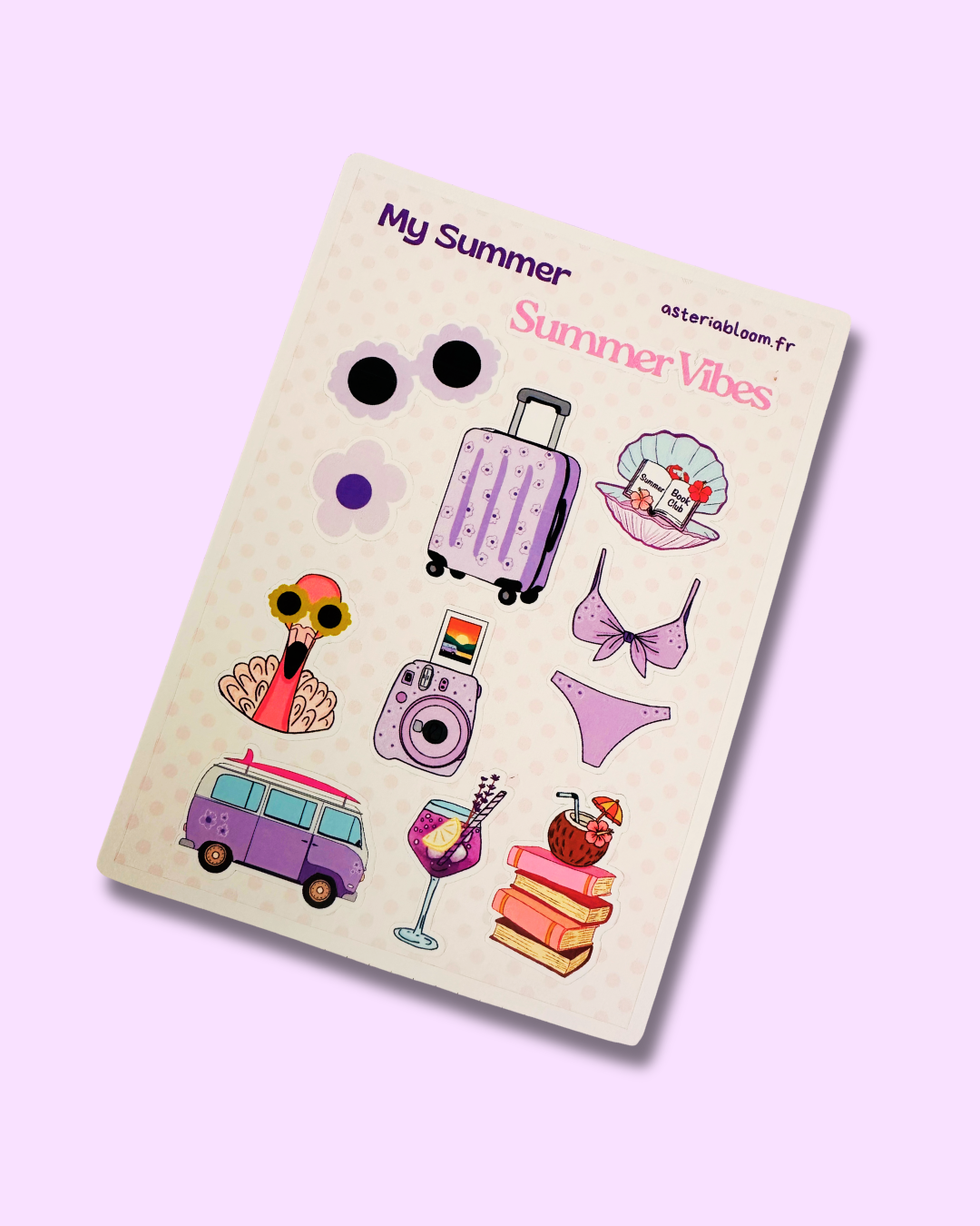 Planche de stickers "My Summer – Summer Vibes" 12x17 cm : valise lilas, van violet surf, instax, bikini, flamant lunettes, cocktail lavande et pile de livres sur fond beige à pois, posée sur fond rose lilas
