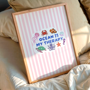 Affiche "Ocean is My Therapy" avec méduse, crabe, tortue, pieuvre, poisson clown et étoile de mer autour d'un lettrage bleu bold sur fond rayé rose poudré et blanc