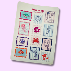 Planche de stickers "Timbres Été" 12x17 cm : 12 stickers façon timbres postaux dentelés aux motifs marins (tortue, méduse, pieuvre, poisson clown, queue de sirène, crabe, hippocampe) sur fond blanc crème, posée sur fond rose lilas