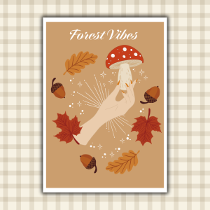 Affiche "Forest Vibes" : main élégante aux ongles dorés tenant un champignon amanite rouge à pois blancs entourée d'étoiles, feuilles d'érable bordeaux et glands sur fond caramel