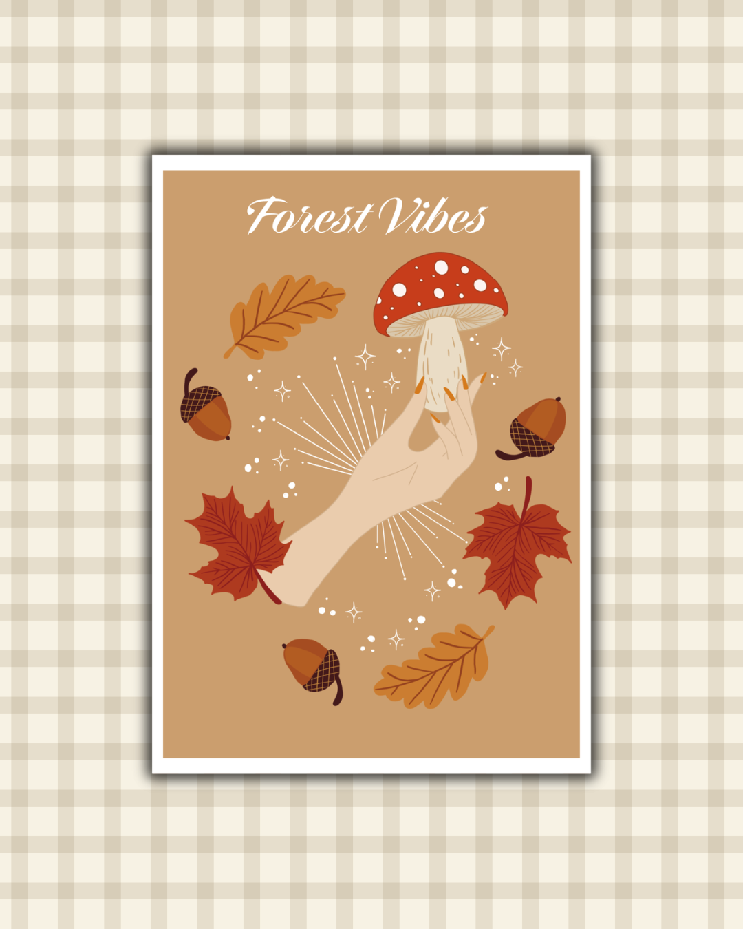Affiche "Forest Vibes" : main élégante aux ongles dorés tenant un champignon amanite rouge à pois blancs entourée d'étoiles, feuilles d'érable bordeaux et glands sur fond caramel