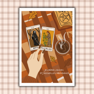 Affiche tarot "Je libère l'ancien et j'accueille l'abondance" : main tenant les cartes Death et Pentacles, grimoire à pentacle, café fumant et feuilles mortes sur nappe vichy terracotta