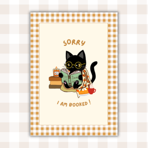 Affiche "Sorry I Am Booked !" : chat noir kawaii à lunettes rondes dorées sous un plaid citrouille lisant un livre, entouré d'une bougie Pumpkin Spice, tarte au potiron et tasse fumante, bordure vichy miel et blanc