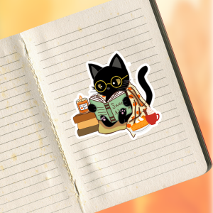 Sticker die-cut "Sorry I Am Booked !" : chat noir kawaii à lunettes rondes dorées sous un plaid citrouille lisant "Sweet Autumn", entouré d'une bougie Pumpkin Spice, tarte au potiron et tasse fumante, collé sur un carnet