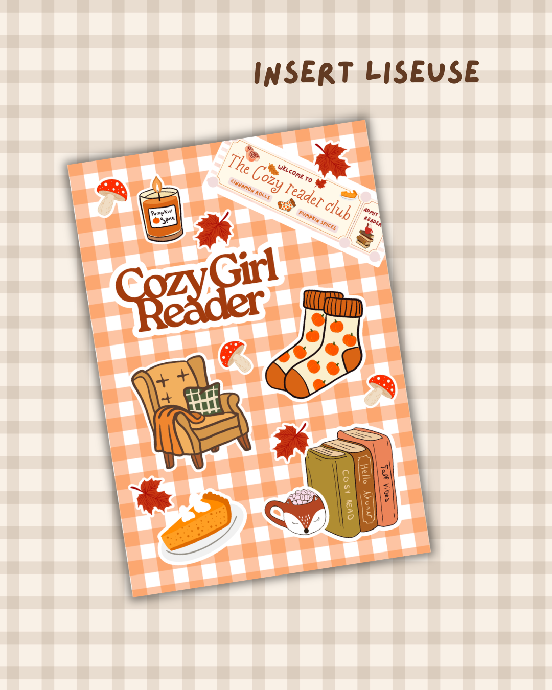 Insert Kindle "Cozy Girl Reader" : champignons, bougie Pumpkin Spice, feuilles d'érable, fauteuil doré, chaussette citrouille, tasse renard et pile de livres automnaux sur fond vichy orange et blanc