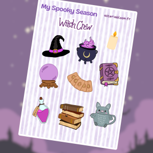 Planche de stickers "My Spooky Season – Witch Crew" 12x17 cm : chapeau sorcière noir, chaudron bouillonnant, boule de cristal mauve, cartes de tarot, grimoire à pentacle, fiole de potion rose, pile de livres et chat sorcier gris sur fond rayé violet et blanc