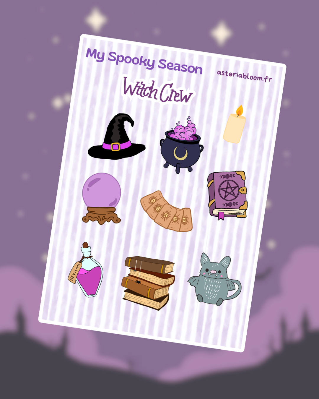 Planche de stickers "My Spooky Season – Witch Crew" 12x17 cm : chapeau sorcière noir, chaudron bouillonnant, boule de cristal mauve, cartes de tarot, grimoire à pentacle, fiole de potion rose, pile de livres et chat sorcier gris sur fond rayé violet et blanc